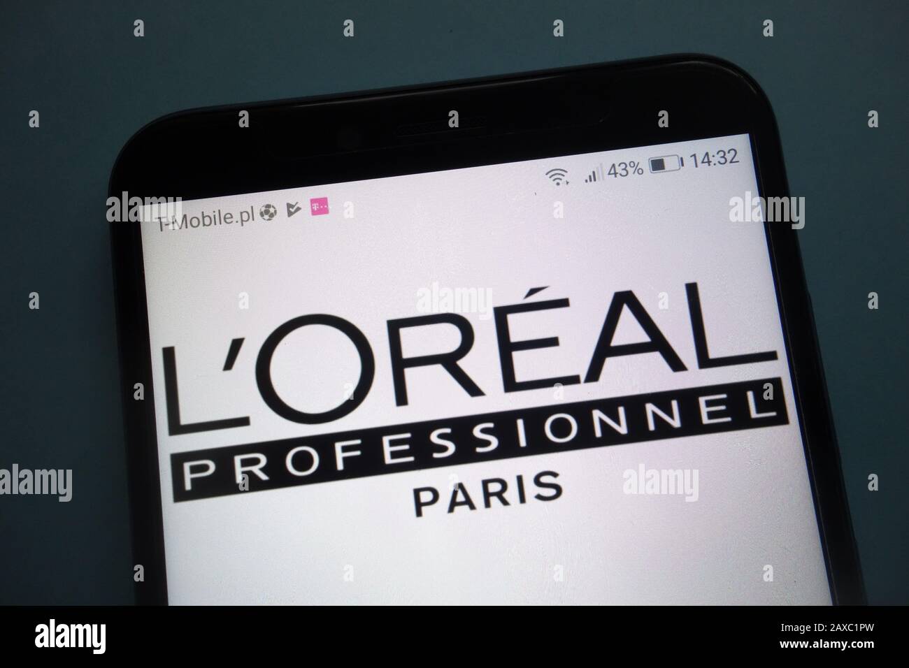 Loreal logo hi-res stock photography and images - Alamy