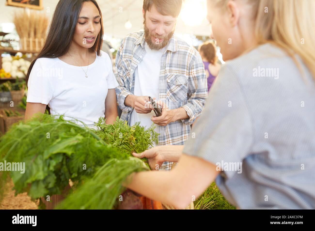 Couple buying vegetables at farmer’s market Stock Photo