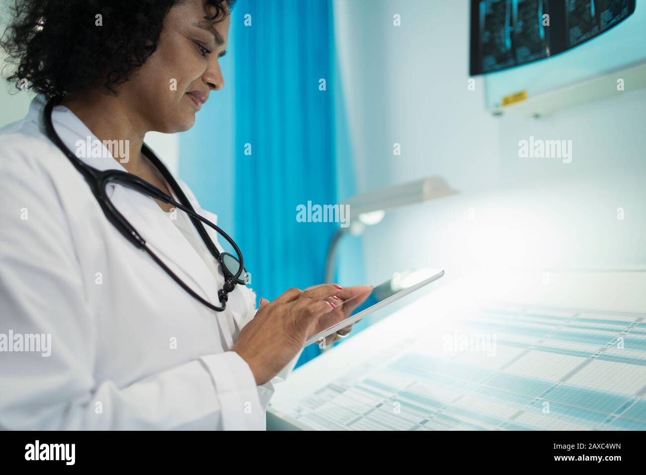Black female doctor x ray hi-res stock photography and images - Alamy