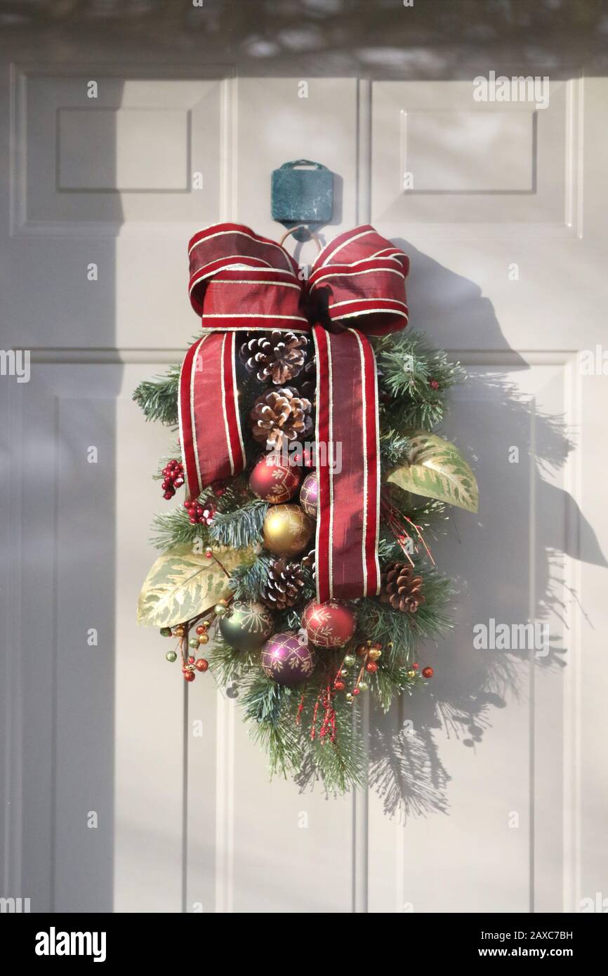 Christmas Wreath on door Stock Photo Alamy