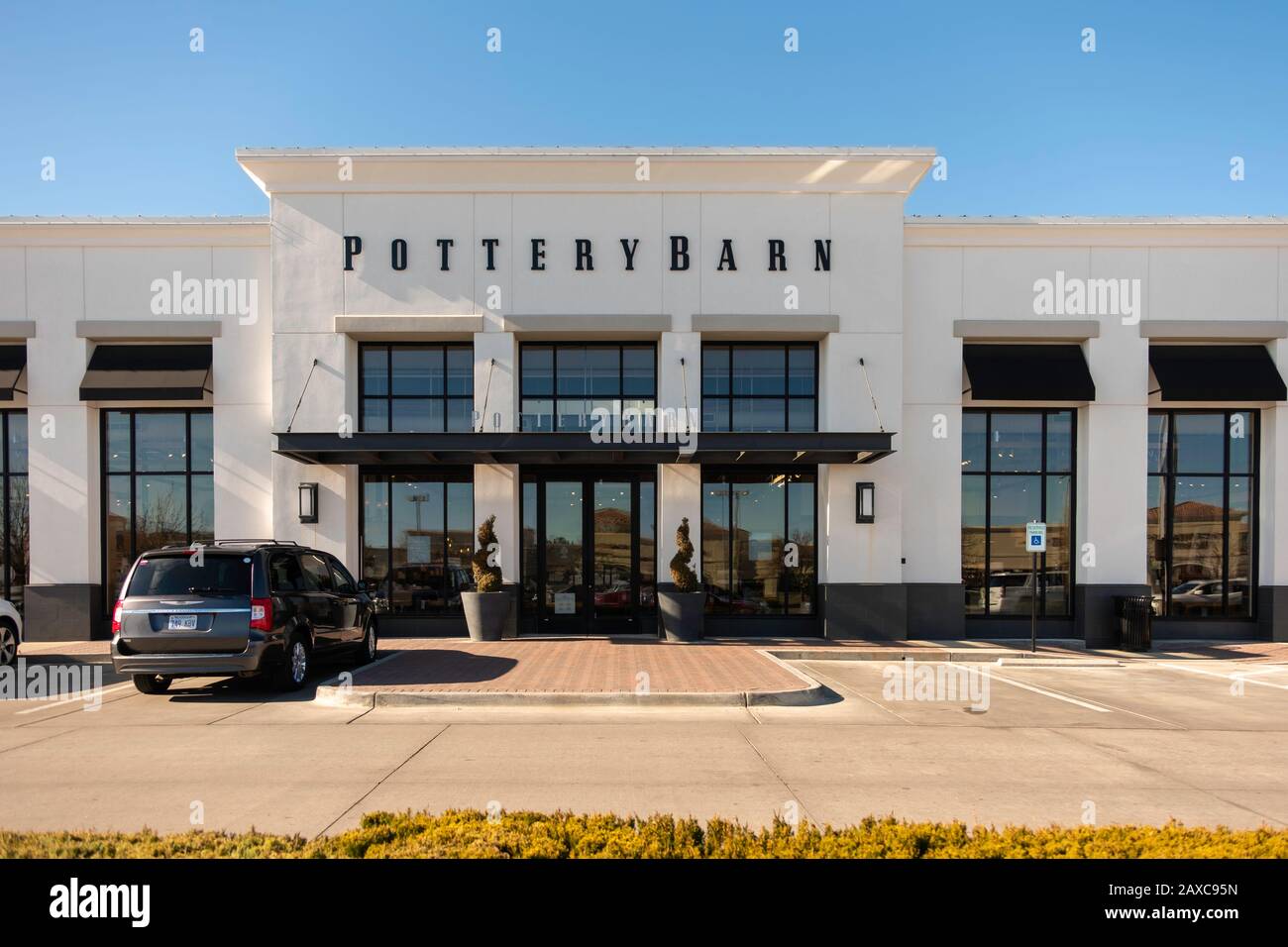 Pottery barn store hi-res stock photography and images - Alamy