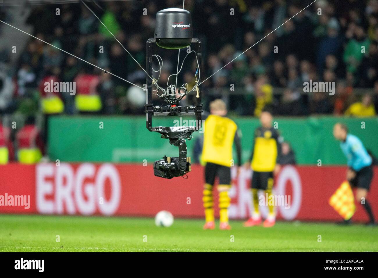 Spidercam, Spider Cam, rope camera, above the pitch; Camera, camera, media,  TV, television, television, technology; Soccer, DFB Pokal, round of 16, SV  Werder Bremen (HB) - Borussia Dortmund (DO) 3: 2, on