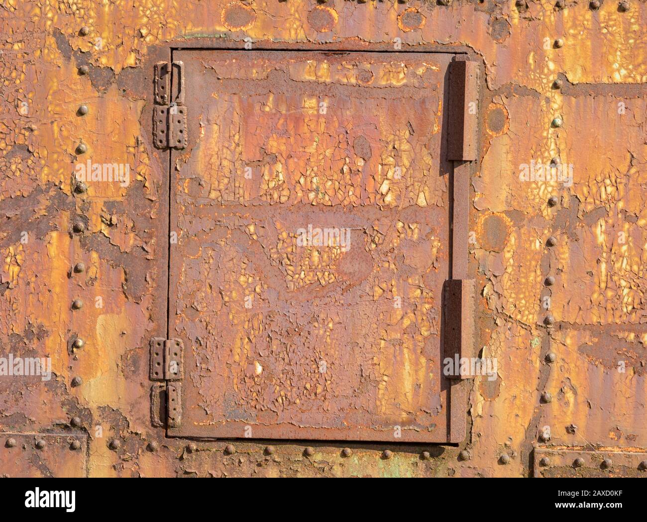 Rusting iron hinged door (close up) Birkenhead Wirral 2018 Stock Photo
