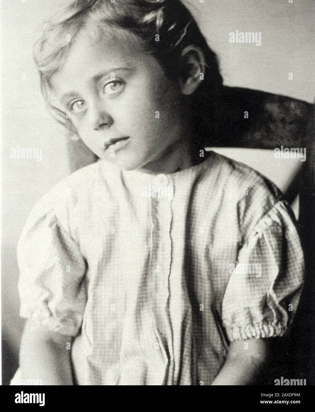 1935 c., ITALY :  SANDRA  MONDAINI  (born in Milano , 1931 ) famous italian actress , daugther of artist painter  TATI MONDAINI , wife of actor RAIMONDO  VIANELLO - TELEVISIONE - TELEVISION - TEATRO - THEATER - soubrette  - personalità da giovani giovane bambino bambini bambina - infanzia - childhood - personality personalities when was young child children   ----  Archivio GBB Stock Photo