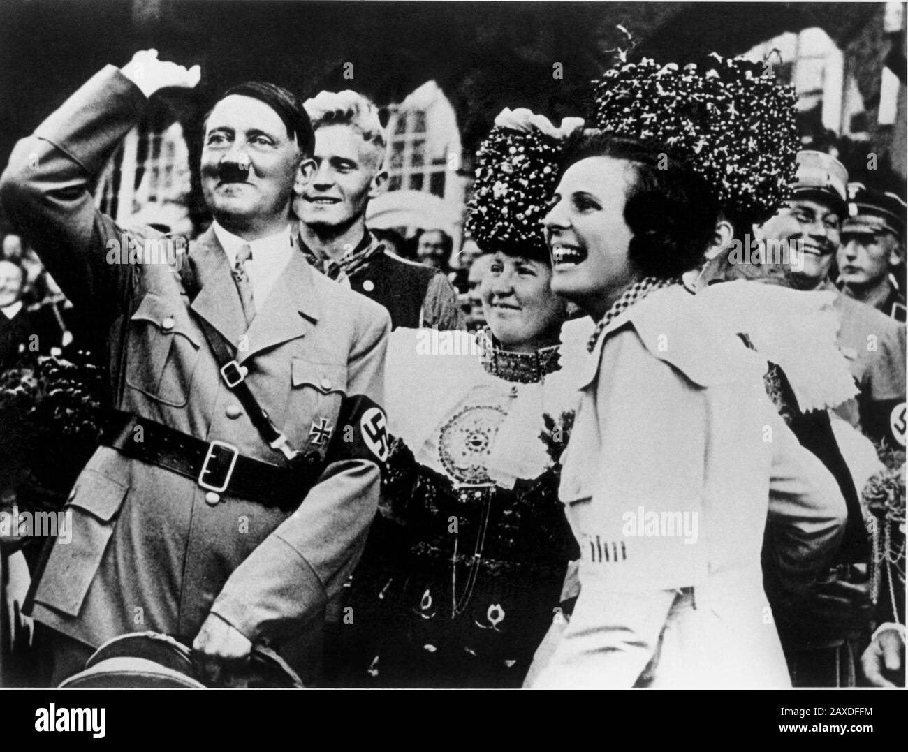 1934 c , GERMANY. : The nazist  filmaker LENI  RIEFENSTAHL ( born in Berlin , 1902 ) with  ADOLF  HITLER  in Nurberg ( Germany ) during the release of documentary  ' TRIUMPH DES WILLENS ' ( ' TRIONFO DELLA VOLONTA' ' ) - NAZI - NAZISMO - NAZISTA - WW2 - WWII - SECONDA GUERRA MONDIALE - DONNA REGISTA - CINEMA - FILM   ----  Archivio GBB Stock Photo