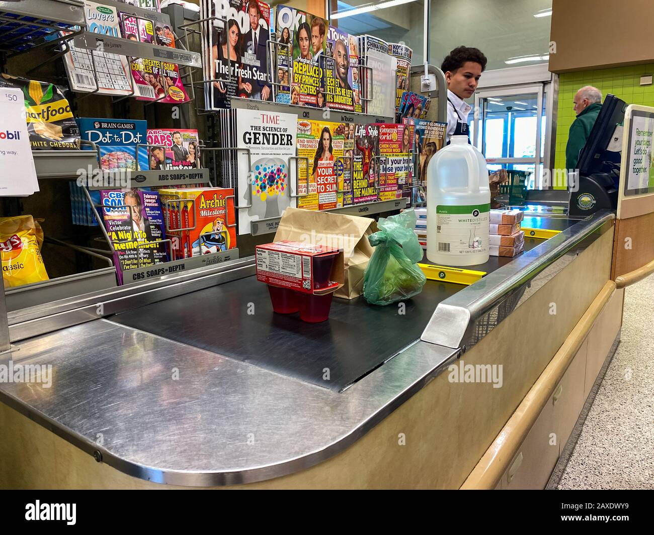 Checkout counter grocery hires stock photography and images Alamy