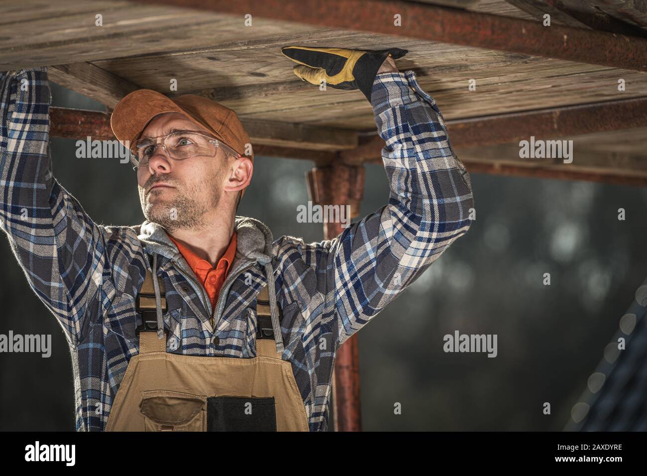 Rusty scaffolding hi-res stock photography and images - Alamy