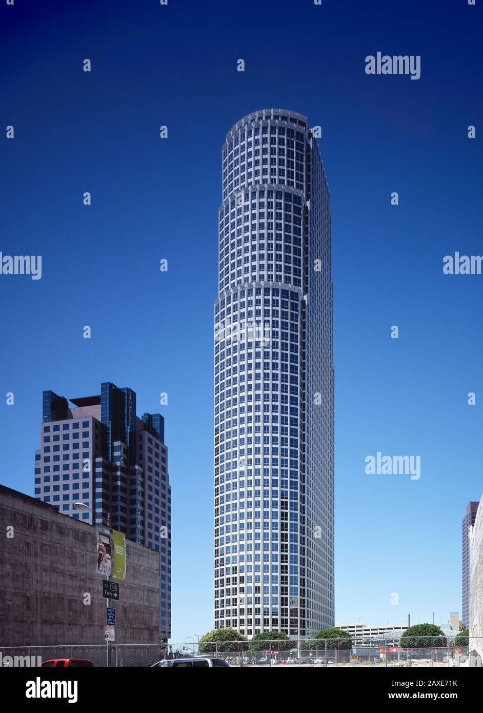 English: 777 Tower, award winning building designed by César Pelli and  built in 1991. Citicorp Plaza's fifty-three-story 777 Tower, by Cesar Pelli  and Associates, was completed on South Figueroa Street in Los