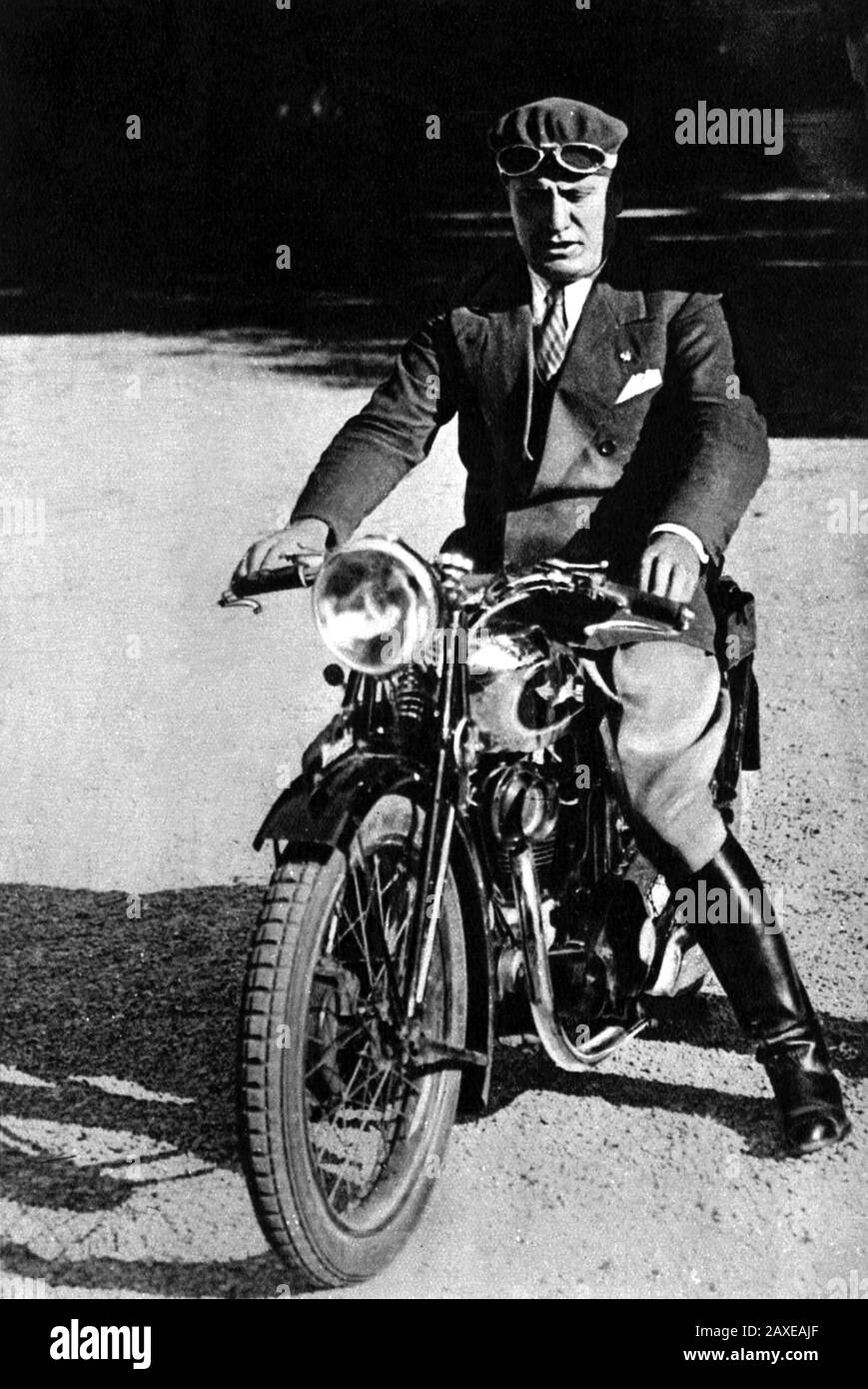 1926,  ITALY : The italian Fascist Duce BENITO MUSSOLINI (  1883 - 1945 )  in motocycle in the garden of Villa Torlonia - ritratto - portrait  - POLITICA - POLITICO -  ITALIA - POLITIC - portrait - ITALY - FASCISMO - FASCISM - FASCISTA - ITALIA  - PRIMO MINISTRO - ¬----  Archivio GBB Stock Photo