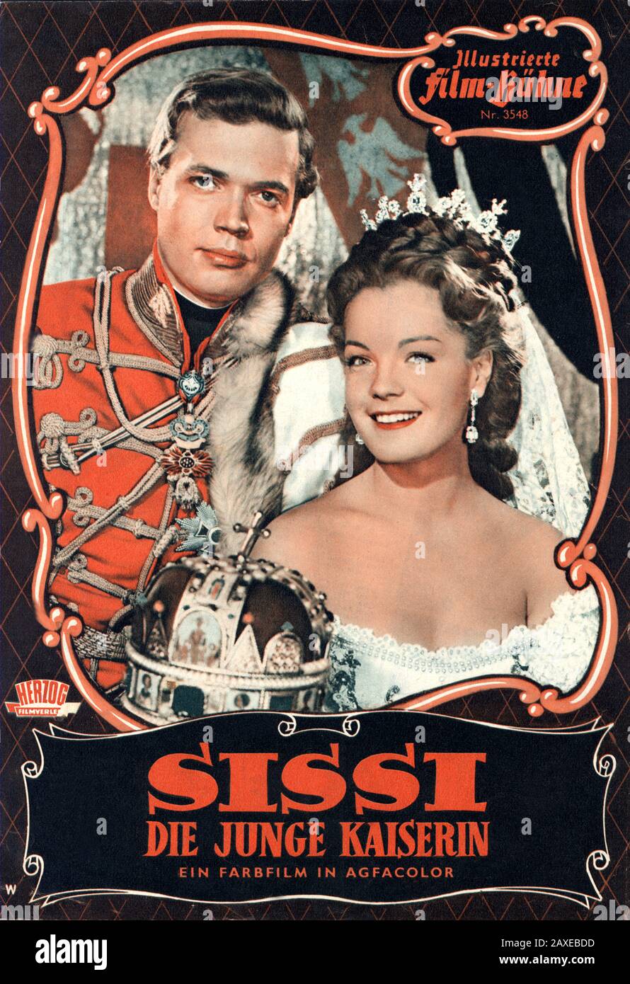 1956 :  The celebrated austrian actress ROMY SCHNEIDER ( born Rosemarie Albach-Retty , Wien 1938 - Paris 1982 )  as the Queen Empress in  SISSI DE JOUNGE KEIZERIN  ( SISSI , GIOVINEZZA DI UNA IMPERATRICE )  by Ernst Marischka , whit her KARL HEINZ BOHM as the Kaiser Franz Josef . Cover of movie program ILLUSTRIERTE FILM-BUHNE , 1956- ATTRICE - MOVIE - FILM - CINEMA - ASBURGO - ABSBURGO -  portrait - ritratto  - sorriso  - diamanti - diamonds - diamante - diamond - jewellery - jewel - jewels - gioiello - gioielli - collana  - necklace - neck-lace - scollatura - neckline - neckopening  - decolle Stock Photo