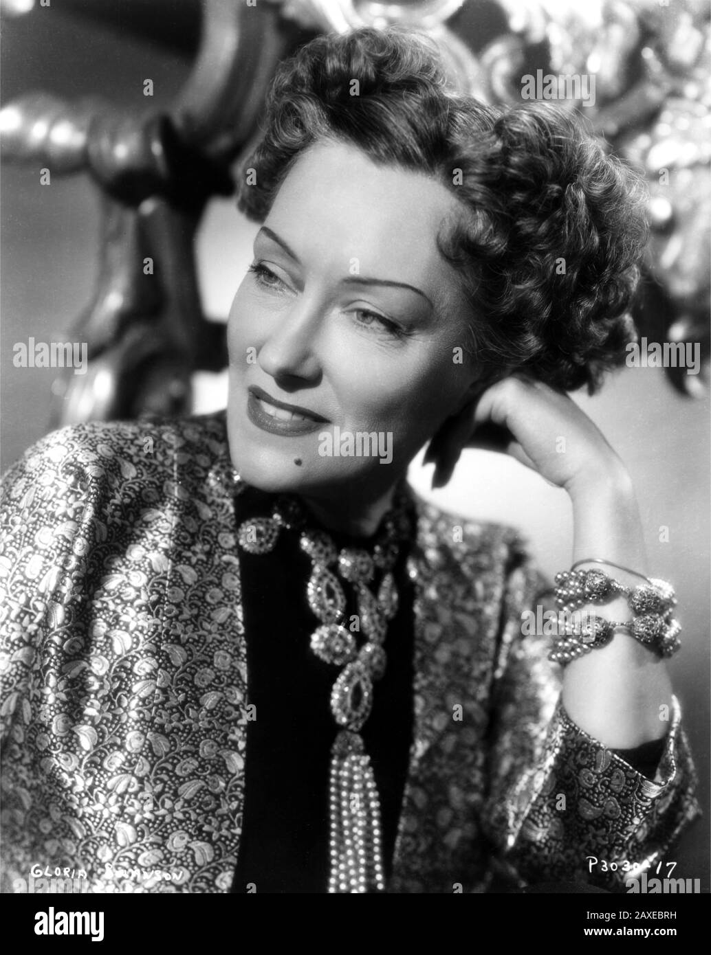 1951 : The movie actress GLORIA SWANSON ( Chicago 1898 - New York 1983 ) as Norma Desmond in SUNSET BOULEVARD ( Viale del Tramonto ) by Billy Wilder, costume by Edith HEAD , Paramount pubblicity still - FILM - CINEMA - attrice cinematografica - VAMP -  DIVA - DIVINA - DIVINE - Hollywood on Hollywood - smile - sorriso - neo - mole - necklace - collana ----  Archivio GBB Stock Photo