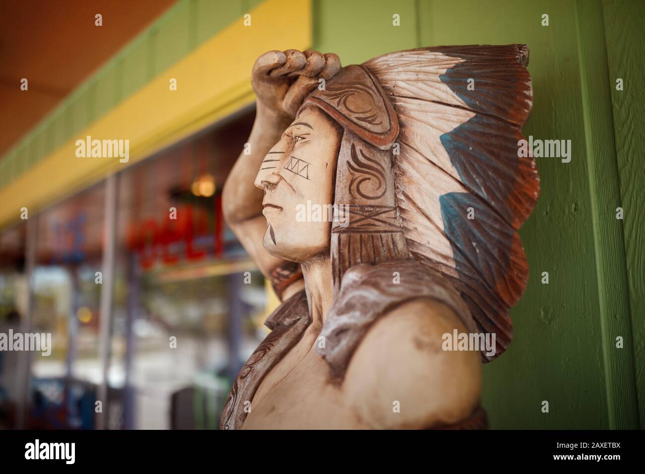 Native american indian statue hi-res stock photography and images - Alamy