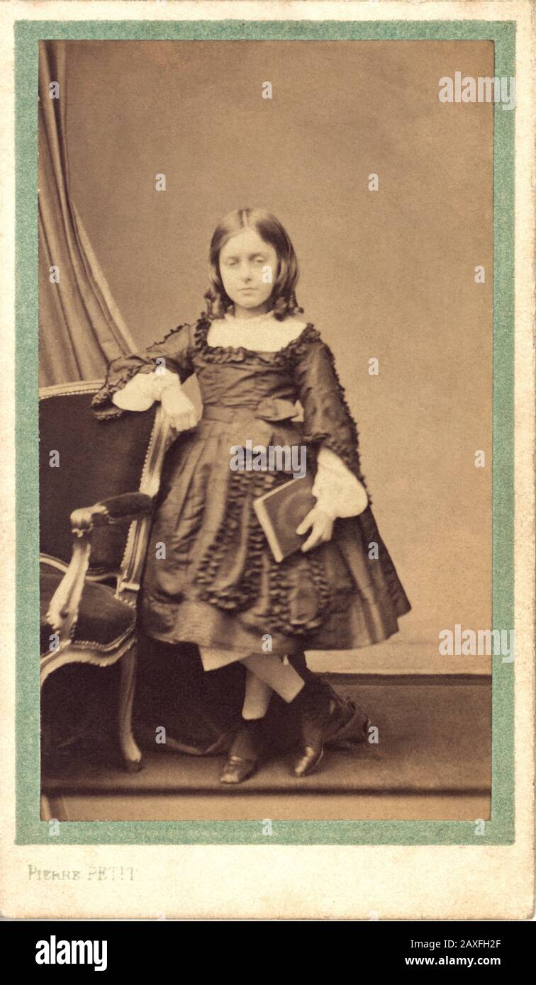 1855 ca, FRANCE : The french FANNY BEAMISH ( Nini ), later married in 1872 with Count Auguste de Robaulx BEAURIEUX . Photo by Pierre Petit , Paris . Fanny Beamish was the only one daughter of irish naturalized french nobleman George Robert Delacour Beamish ( 1817 - 1881 ) and a noblewoman of Halesworth family . - FRANCIA - NOBILITY - NOBILI - NOBILTA' FRANCESE - FOTO STORICHE - HISTORY PHOTOS - CONTESSA - CONTE - SECONDO IMPERO - SECOND EMPIRE - BAMBINA - BAMBINO - BAMBINI - CHILD - CHILDREN - FASHION -MODA - OTTOCENTO - XIX CENTURY - libro - book - reader - lettore - lettrice - scarpe - Stock Photo