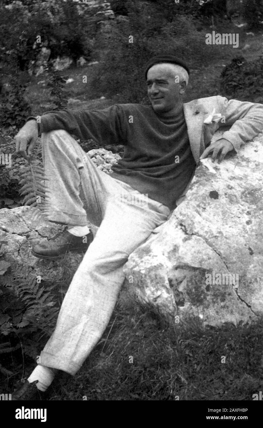 1942 ca , Treviso , ITALY : The celebrated italian writer and poet GIOVANNI COMISSO ( 1895 - 1969 ) - POETA - POESIA - POETRY - SCRITTORE - DRAMMATURGO - LETTERATO - REGISTA CINEMATOGRAFICO - CINEMA - POETA - POESIA - POETRY - LETTERATURA - LITERATURE - letterato - GAY - Homosexual - Homosexuality - Omosessualita' - Omosessuale - portrait - ritratto - FASCISMO - FASCISM - FASCISTA - basco - shoes - scarpe  © Archivio GBB / Stock Photo