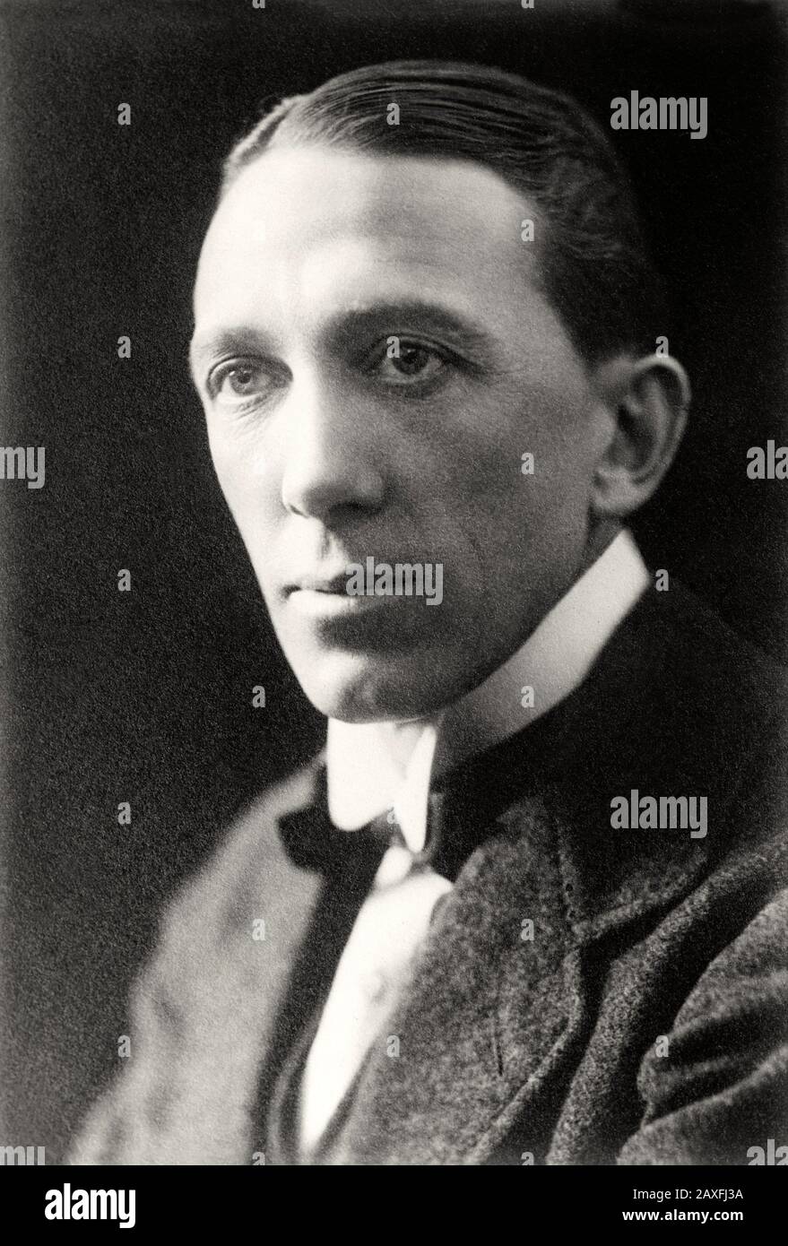 1910 ca , London , Great Britain : Sir Gerald Hubert Edward Busson du Maurier ( 1873 – 1934 ) was an English actor and manager . He was the son of the writer  and painter illustrator George Palmezza Busson du Maurier ( 1834 - 1896 ), brother of Sylvia Llewelyn Davies, and father of the writers Angela du Maurier and Dame Daphne du Maurier ( 1907 - 1989 ) . He was also a friend of Henry James.  - attore teatrale  - TEATRO - THEATER  - BELLE EPOQUE  - collar - colletto -  tie bow - papillon - cravatta - fusoliera aereoplano © Archivio GBB / Stock Photo