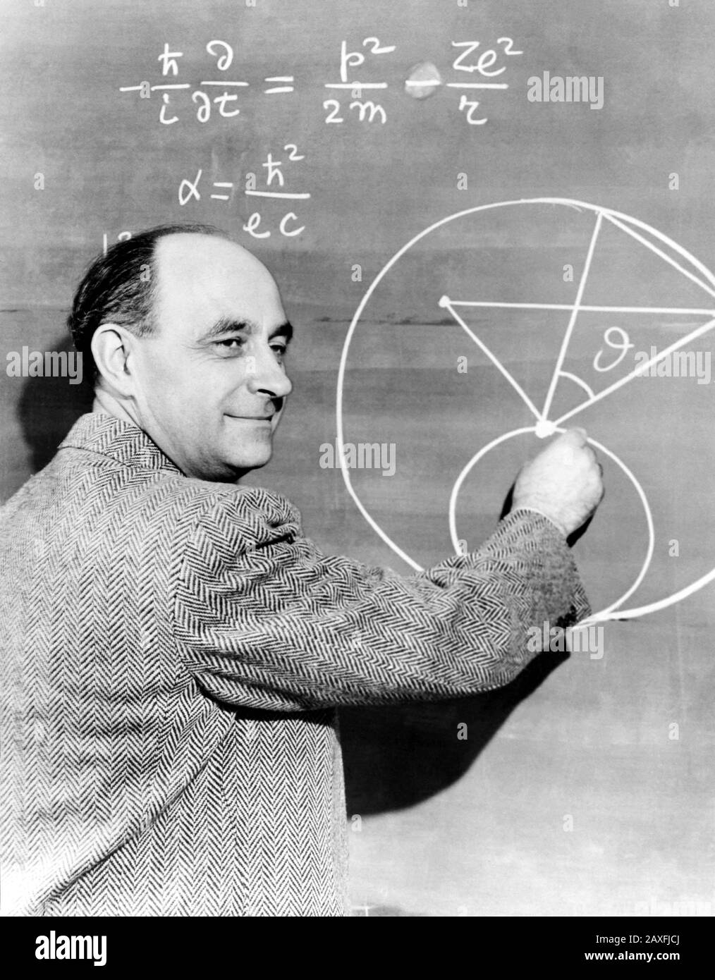 1940's , USA : the italian  physicist  ENRICO  FERMI  ( Roma 1901 - Chicago , U.S.A. 1954 ), was awarded the Nobel Prize in Physics in 1938- FISICO - FISICA - ATOMO - ATOMICO - RADIOTTIVITA' - SCIENZIATO - SCIENZA - PHYSICS - ATOM - ATOMIC - RADIOACTIVITY - SCIENCE - SCIENTIST- HISTORY - formula - lavagna -  foto storiche - foto storica  - scienziato - scientist  - portrait - ritratto  -  Physics - FISICA - FISICO - SCIENZA - SCIENCE  - smile - sorriso - PREMIO NOBEL PER LA FISICA © Archivio GBB / Stock Photo