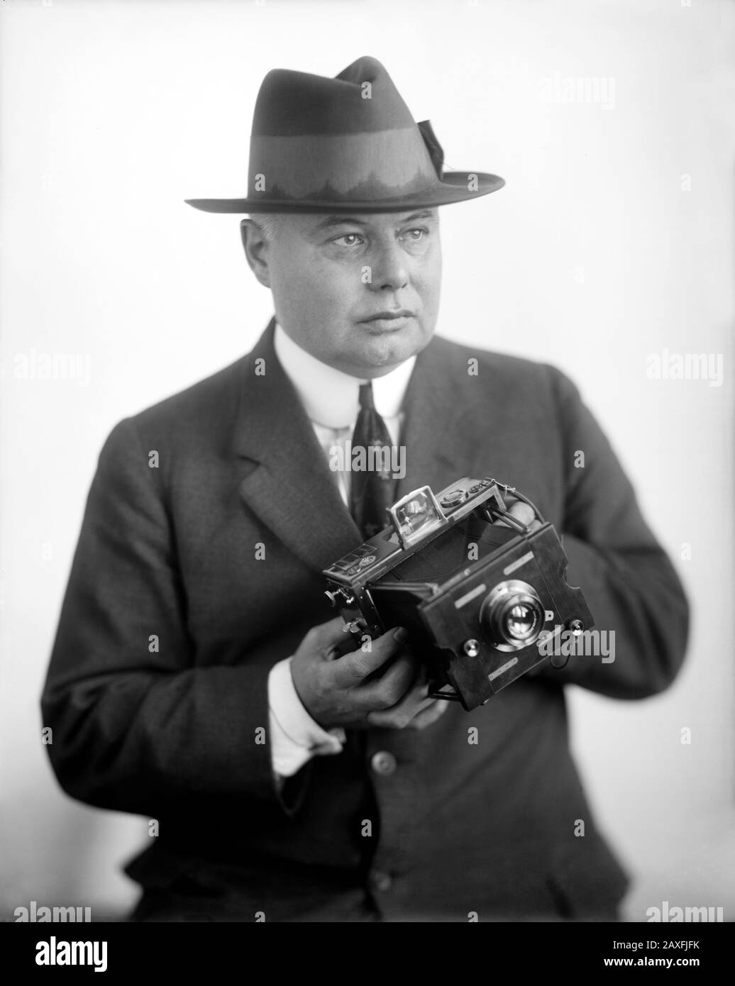 1910 ca,  WASHINGTON DC, USA : Photographers  with his camera , photo by Harris & Ewing , Washington , DC  - STATI UNITI D' AMERICA -  fotografo - fotografi - FOTOREPORTER - PHOTOREPORTERS - photographer - PHOTO REPORTERS - macchina fotografica - macchine fotografiche - giornalisti - giornalista - stampa - press -  hat - cappello - HISTORY - FOTO STORICA STORICHE - Paparazzo - paparazzi - FOTO D' ATTUALITA'  - colletto - collar - tie - cravatta - STORIA DELLA FOTOGRAFIA - FASHION - MODA - NOVECENTO - '900 - 900's - 1910's - KODAC © Archivio GBB / Stock Photo
