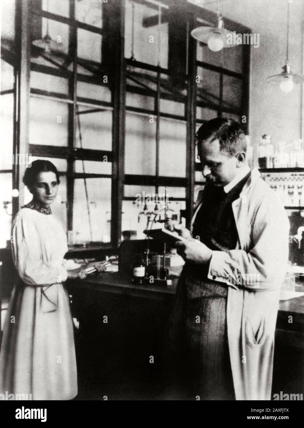 1913 , GERMANY :  The german  physicist Lise Meitner ( 1878 - 1968 ) and radiochemist Otto Hahn ( 1879 - 1968 ) in their German laboratory . Although her work was ignored by the Nobel Committee when  they awarded the prize to Hahn in 1944, Meitner received many recognitions of her importance to twentieth-century physics, including being the first woman to receive the prestigious Enrico Fermi Award . - FISICO - FISICA - ATOMO - ATOMICO - RADIOTTIVITA' - SCIENZIATO - SCIENZA - PHYSICS - ATOM - ATOMIC - RADIOACTIVITY - SCIENCE - SCIENTIST- HISTORY -  foto storiche - foto storica  - scienziato - s Stock Photo