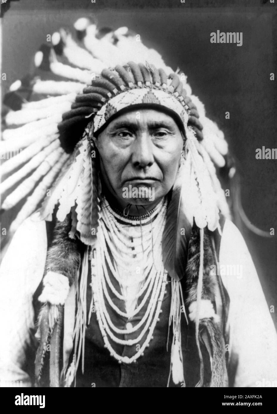 1903, USA :  Native American CHIEF  Joseph of Nez Perce' ( 1840 - 1904 ). Photo by Edward S. CURTIS ( 1868 - 1952 ). - CAPO GIUSEPPE - The North American Indian - HISTORY - foto storiche - warbonnet  - foto storica  -  Indians - INDIANI D' AMERICA - PELLEROSSA - natives americans  - Indians of North America - CAPO TRIBU' INDIANO - GUERRIERO - WARRIOR - portrait - ritratto  - SELVAGGIO WEST - piuma - piume - feathers  - STOCK  © Archivio GBB / Stock Photo