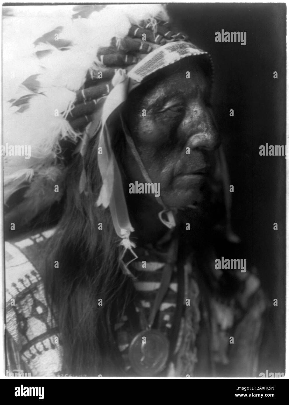 1907, USA :  Native American CHIEF  Jack Red Cloud of Oglala Lakota ( Sioux ) ( 1822 –  1909 ) . Photo by Edward S. CURTIS ( 1868 - 1952 ). - CAPO NUVOLA ROSSA - The North American Indian - HISTORY - foto storiche - warbonnet  - foto storica  -  Indians - INDIANI D' AMERICA - PELLEROSSA - natives americans  - Indians of North America - CAPO TRIBU' INDIANO - GUERRIERO - WARRIOR - portrait - ritratto  - SELVAGGIO WEST - piuma - piume - feathers  - STOCK  © Archivio GBB / Stock Photo