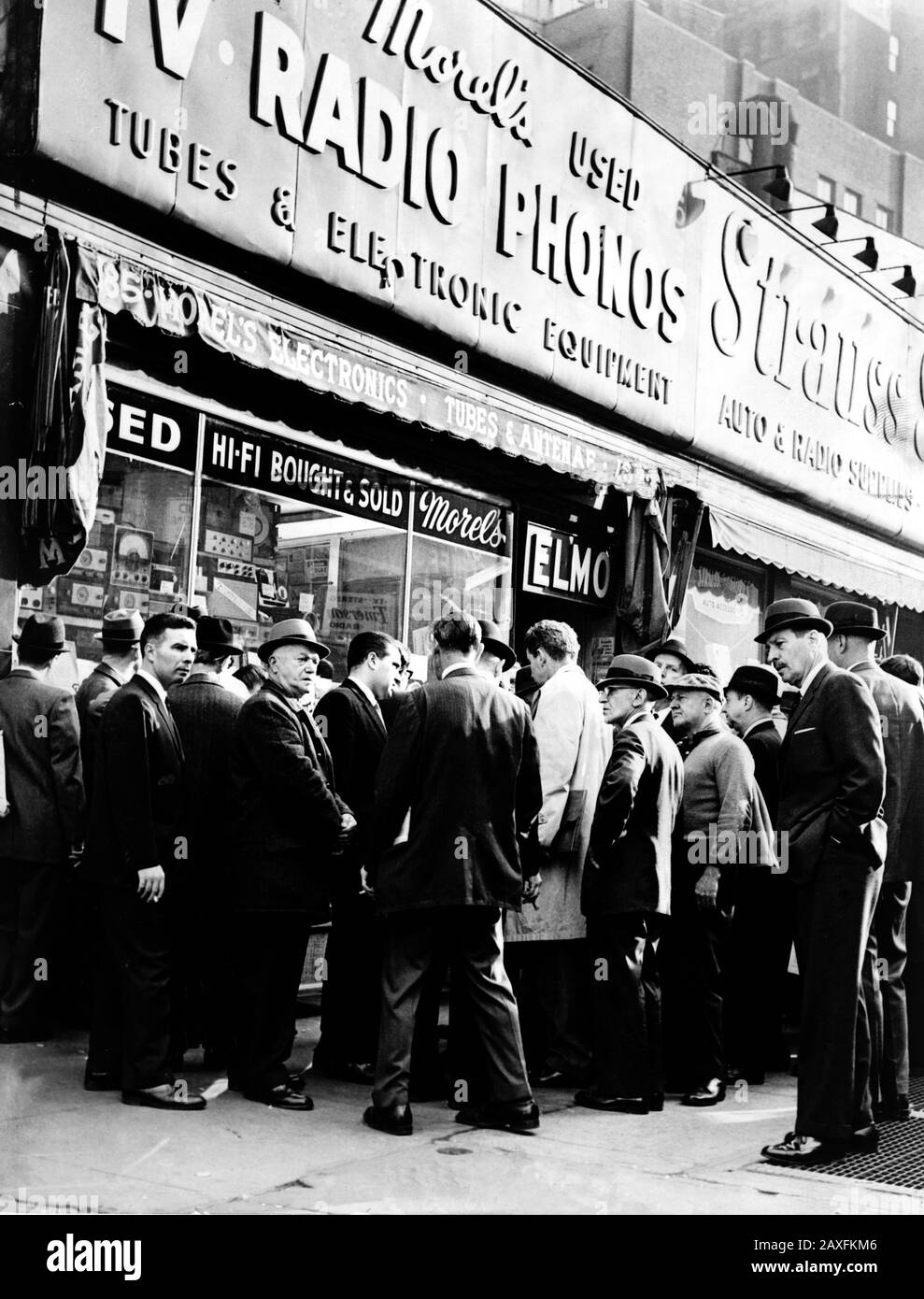 1963 , 22 november , NEW YORK , USA : Crowd listens outside radio shop at Greenwich and Dey Sts. for news on assassination in Dallas ( Texas ) of  american JOHN Fitzgerald KENNEDY ( 1917 - 1963 ) president of US . Photo by Orlando Fernandez - PRESIDENTE DEGLI STATI UNITI D' AMERICA - cravatta  - tie - CASA BIANCA - WHITE HOUSE - POLITICO - POLITIC - POLITICIAN - POLITICA  - ARCHIVIO GBB --- Archivio GBB Stock Photo