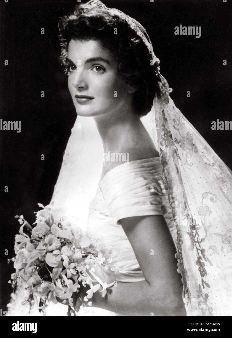 1953 , 12 september , Newport, Rhode Island, USA : Jacqueline Lee Bouvier ( 1929 - 1994 ) in bridal attire the day of marriage with the future american President JOHN Fitzgerald KENNEDY ( 1917 - 1963 ), Democratic senator for Massachusetts - SPOSA - velo - veil - pizzo - lace - collo - neck  - PRESIDENTE DEGLI STATI UNITI D' AMERICA - CASA BIANCA - WHITE HOUSE - POLITICO - POLITIC - POLITICIAN - POLITICA  - sposalizio - matrimonio - WEDDING DRESS - MARRIAGE - SPOSI -  bouquet - flowers - fiori -  abito da sposa - bridal dress  ---  Archivio GBB Stock Photo