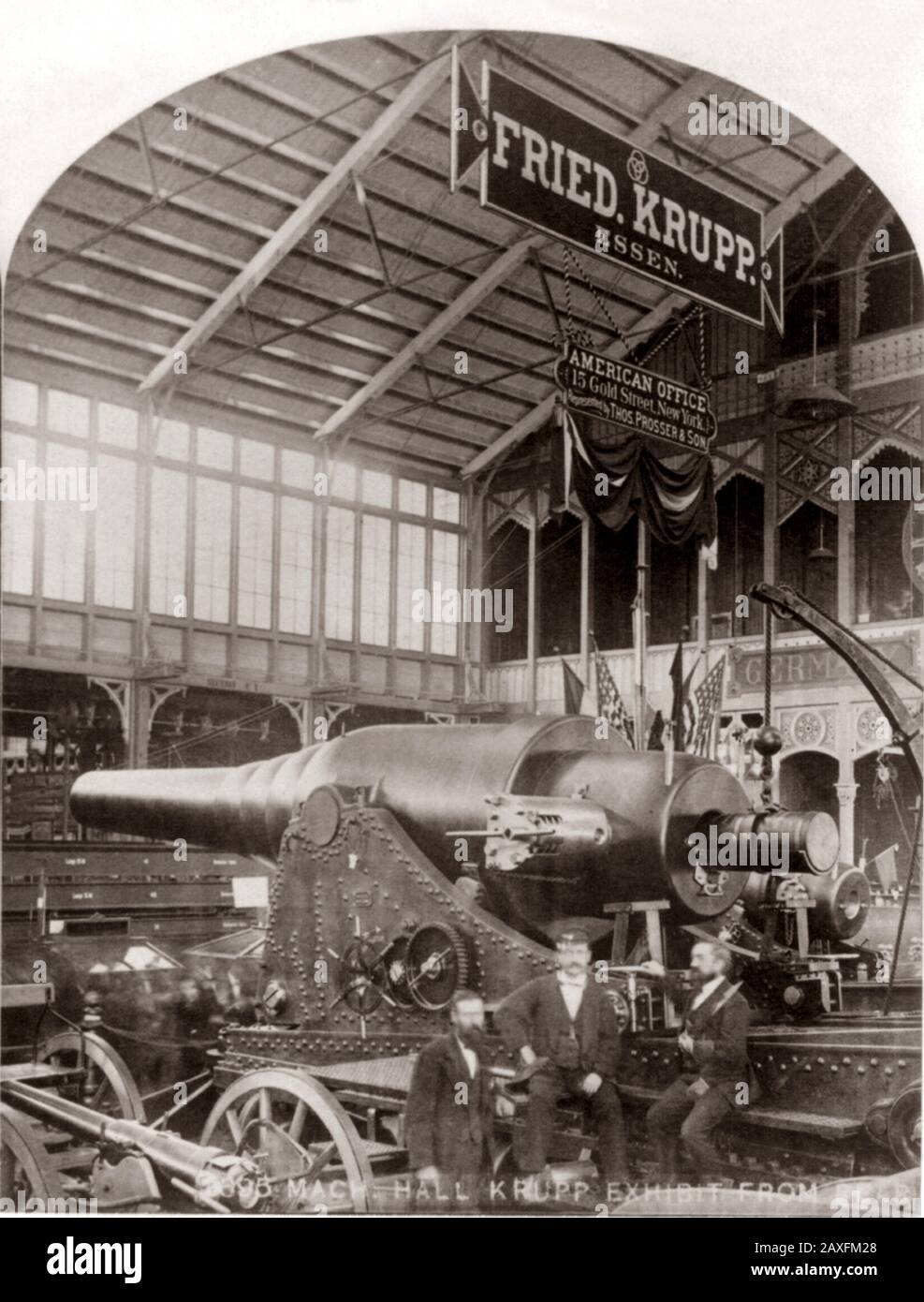 1876 , march , Philadelphia , USA : International Centennial Exhibition, Philadelphia , Pa. The german cannon Krupp Exhibit  calarge wheeled cannon - Machinery Hall - ARMI - ARMA - FRIEDERICH KRUPP - CANNONE - GUN  -  INDUSTRIA - DINASTIA INDUSTRIALE - FABBRICA - ARCHITETTURA - ARCHITECTURE  - HISTORY -  foto storica - INDUSTRY - INDUSTRIA -  ESPOSIZIONE UNIVERSALE FILADELFIA ---- ARCHIVIO GBB Stock Photo
