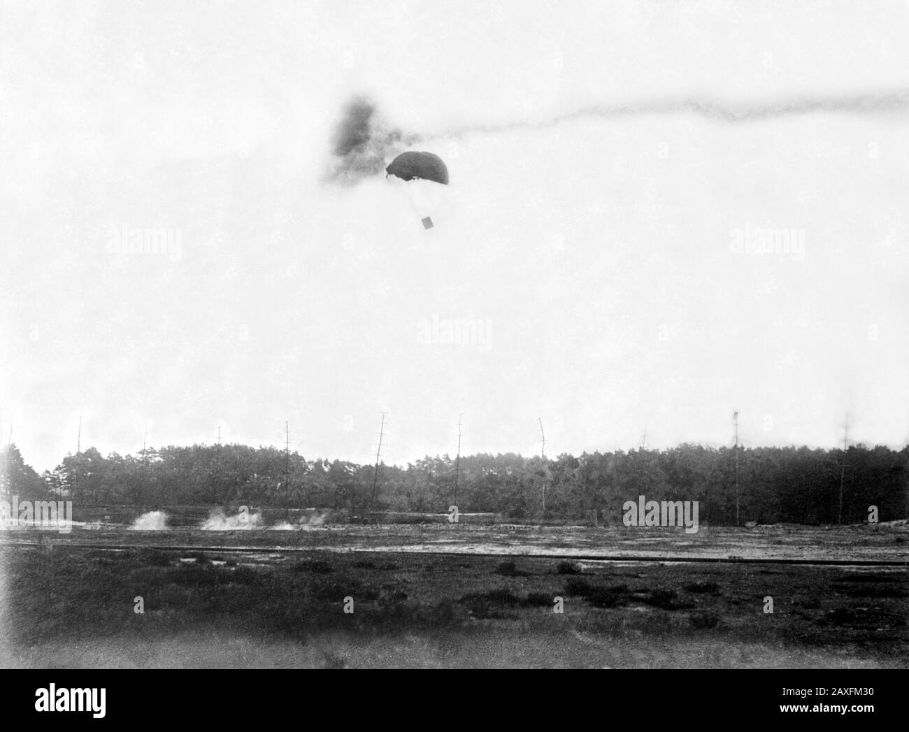 1915 ca , GERMANY : The german cannon Krupp   balloon gun . In this photo a Balloon wrecked by Krupp gun- ARMI - ARMA - FRIEDERICH KRUPP - CANNONE - GUN  -  INDUSTRIA - DINASTIA INDUSTRIALE - FABBRICA - ARCHITETTURA - ARCHITECTURE  - HISTORY -  foto storica - INDUSTRY - INDUSTRIA - CANNONE - ACCIAIO - ACCIAIERIA ---- ARCHIVIO GBB Stock Photo