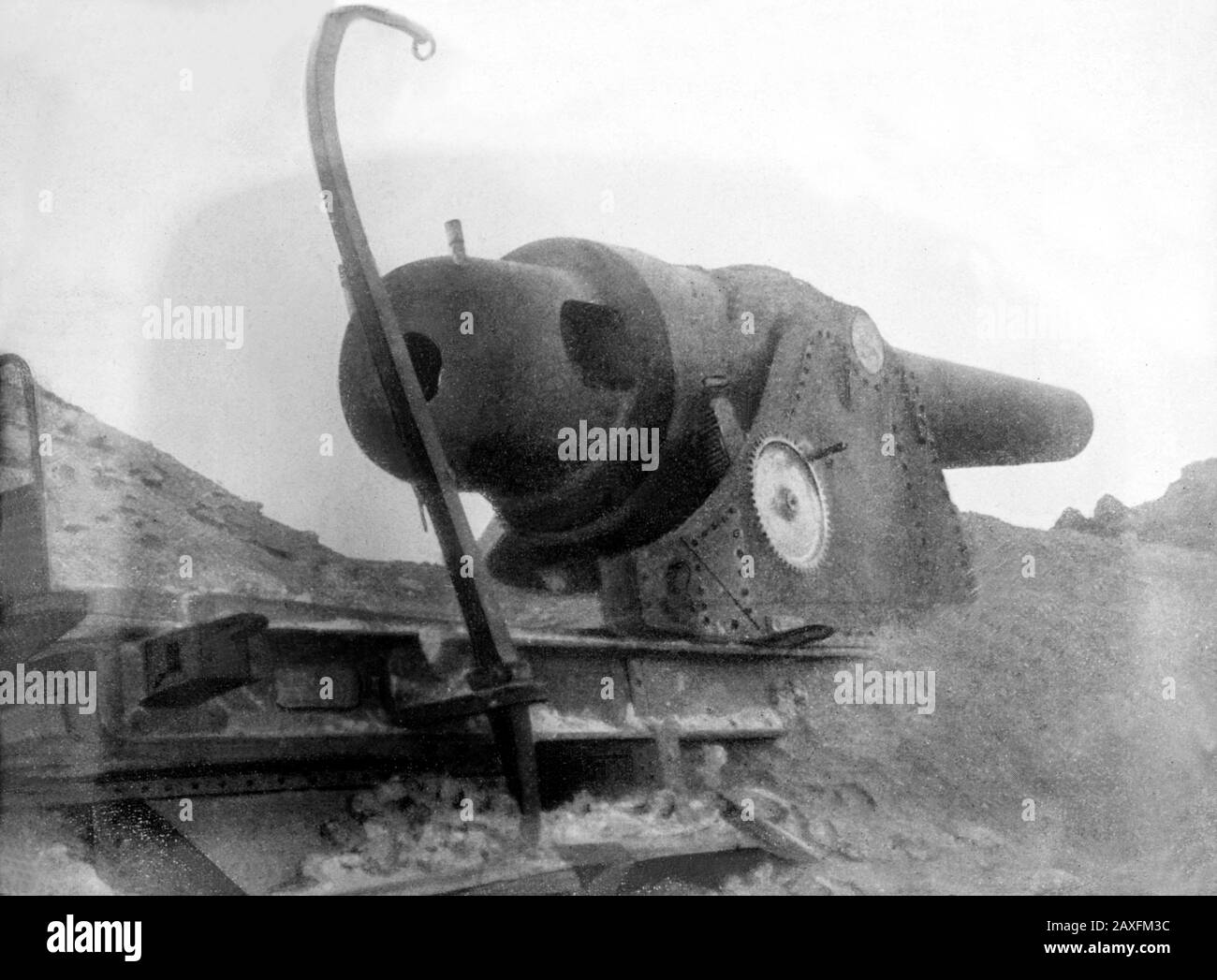1915 ca , TURKEY : The german cannon Krupp  gun in Turk fort at Sidi-Messri after bombardment - ARMI - ARMA - FRIEDERICH KRUPP - CANNONE - GUN  -  INDUSTRIA - DINASTIA INDUSTRIALE - FABBRICA - ARCHITETTURA - ARCHITECTURE  - HISTORY -  foto storica - INDUSTRY - INDUSTRIA - CANNONE - ACCIAIO - ACCIAIERIA  - TURCHIA ---- ARCHIVIO GBB Stock Photo