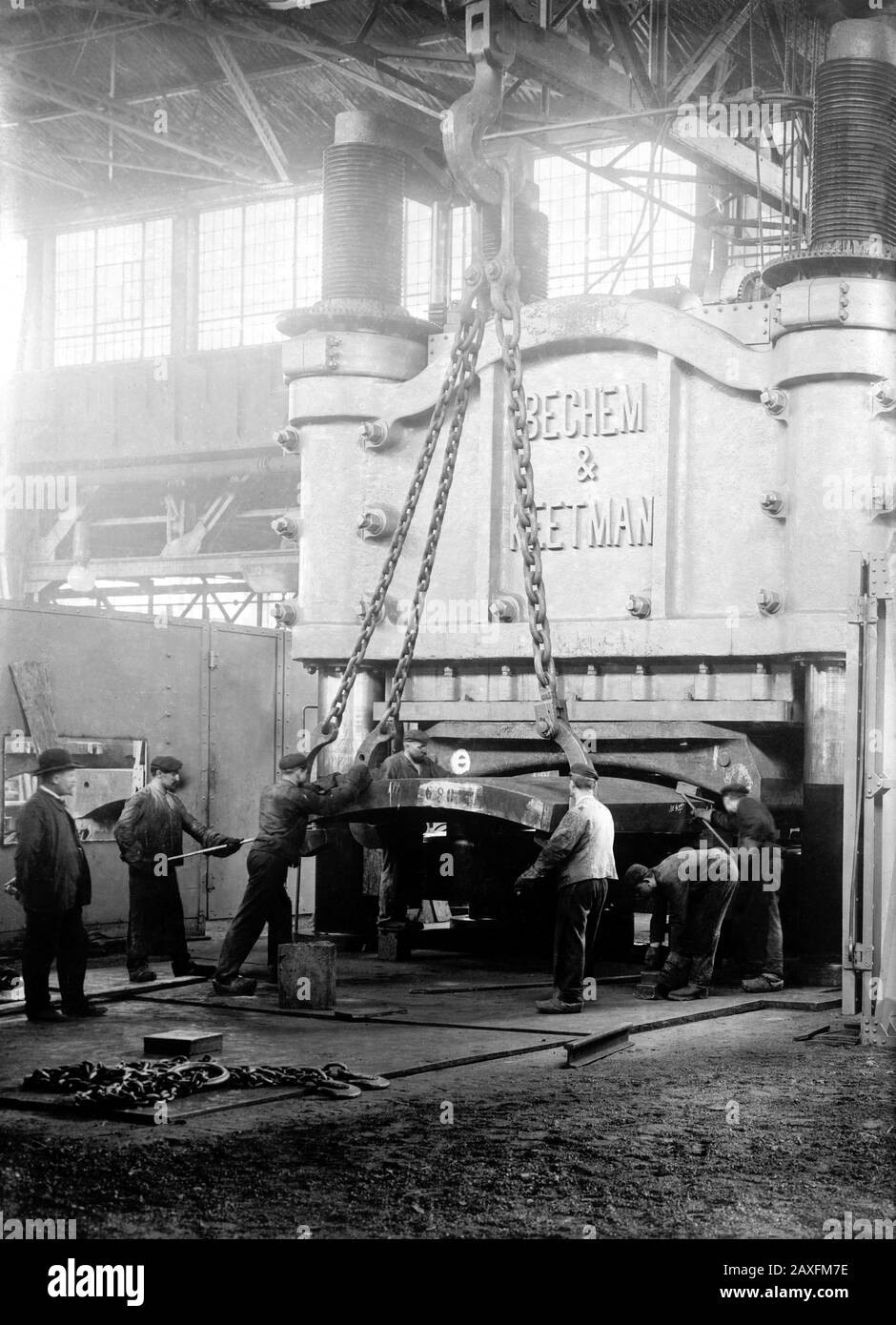 1914 , ESSEN , Ruhr , GERMANY : The great KRUPP Works , - 10,000 ton bending press -  INDUSTRIA - DINASTIA INDUSTRIALE - FABBRICA - ARCHITETTURA - ARCHITECTURE  - HISTORY -  foto storica - INDUSTRY - INDUSTRIA -  cancelli - uscita degli OPERAI - OPERAIO - FONDERIA - ACCIAIO - ACCIAIERIA  - operai - classe operaia - cannone - gun - cannon - FACTORY - IMPIANTO INDUSTRIALE  ---- ARCHIVIO GBB Stock Photo