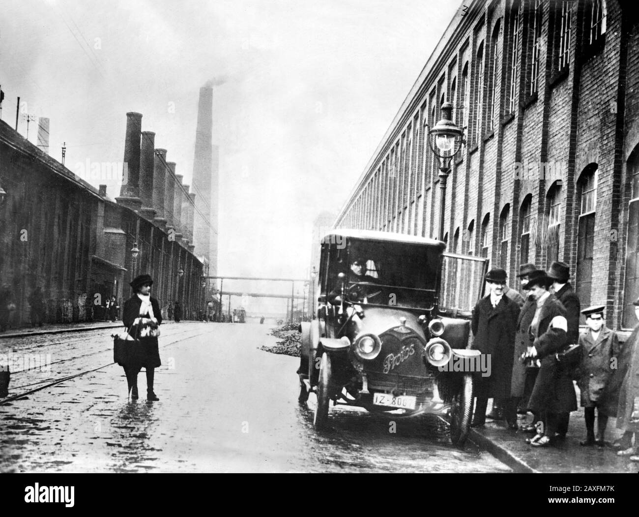 1914 ca , ESSEN , Ruhr , GERMANY : The great KRUPP Works .  Entrance to Krupp's factory  -  INDUSTRIA - DINASTIA INDUSTRIALE - FABBRICA - ARCHITETTURA - ARCHITECTURE  - HISTORY -  foto storica - INDUSTRY - INDUSTRIA -  cancelli - uscita - ingresso   ---- ARCHIVIO GBB Stock Photo