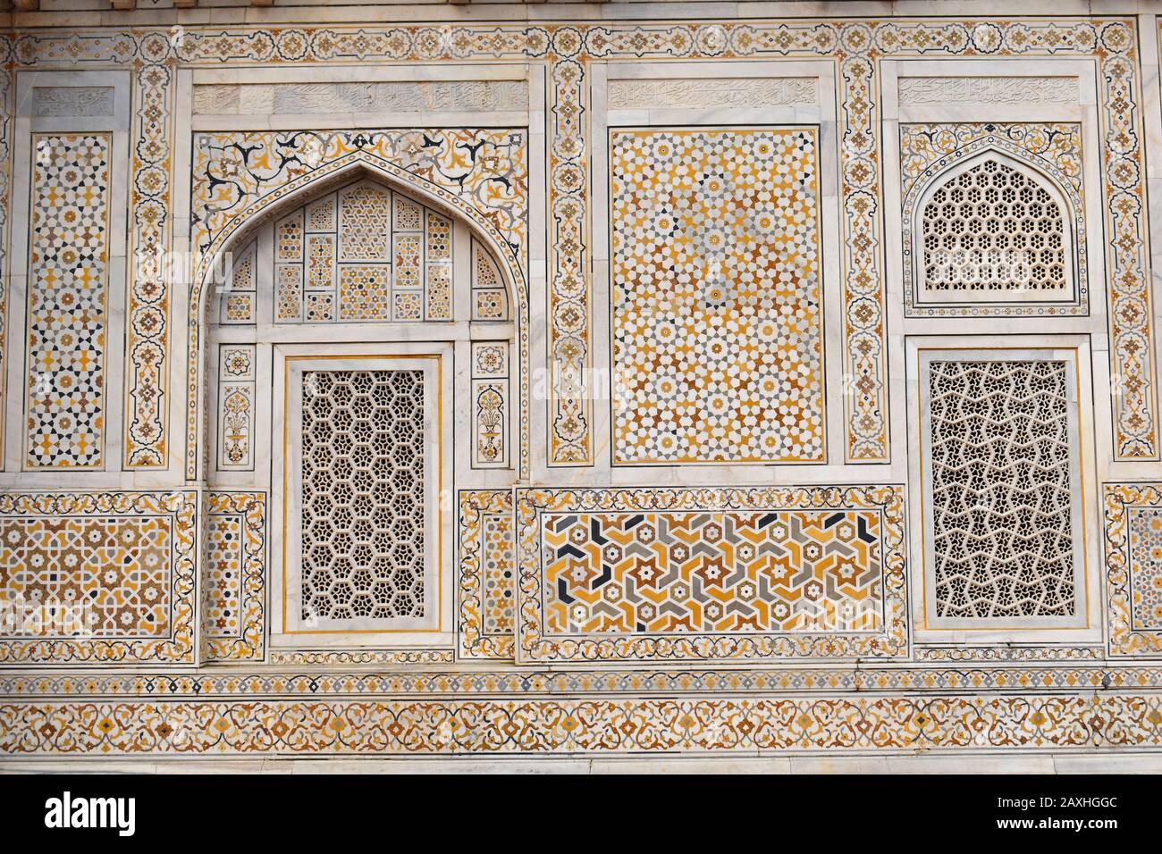 Exterior wall, detail with niche. Mausoleum of Etmaduddaula or Itmad-ud-Daula tomb often regarded as a draft of the Taj Mahal. Agra, Uttar Pradesh, In Stock Photo