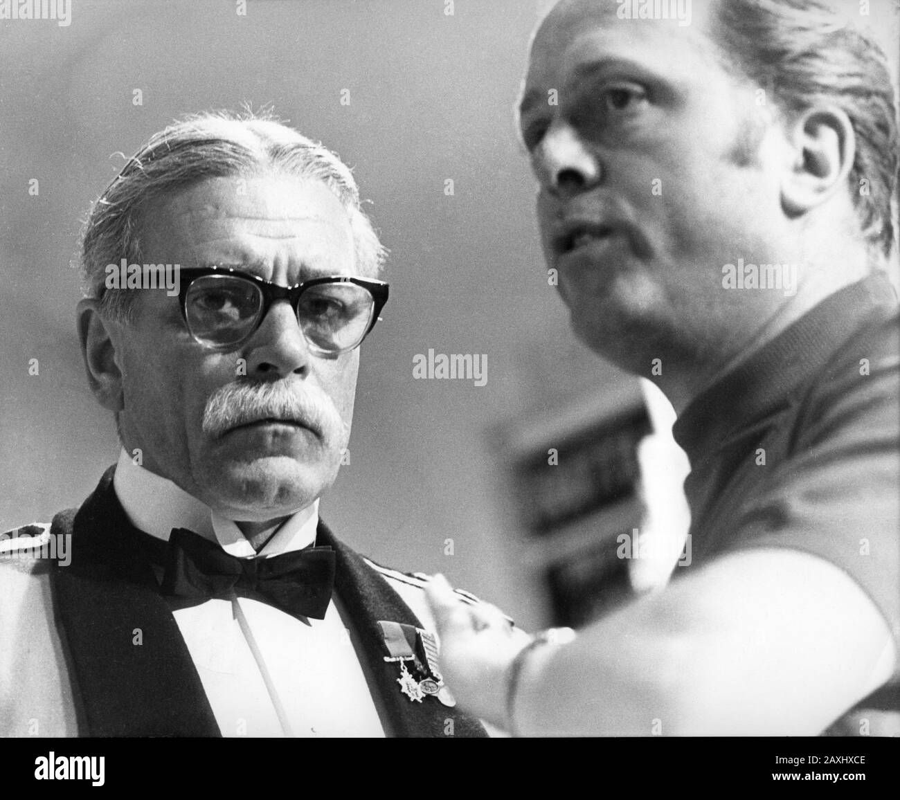 LAURENCE OLIVIER in costume as Field Marshall Sir John French and Director RICHARD ATTENBOROUGH on set candid filming OH ! WHAT A LOVELY WAR 1969 based on Joan Littlewood's Theatre Workshop Production Accord Productions / Paramount British Pictures Stock Photo