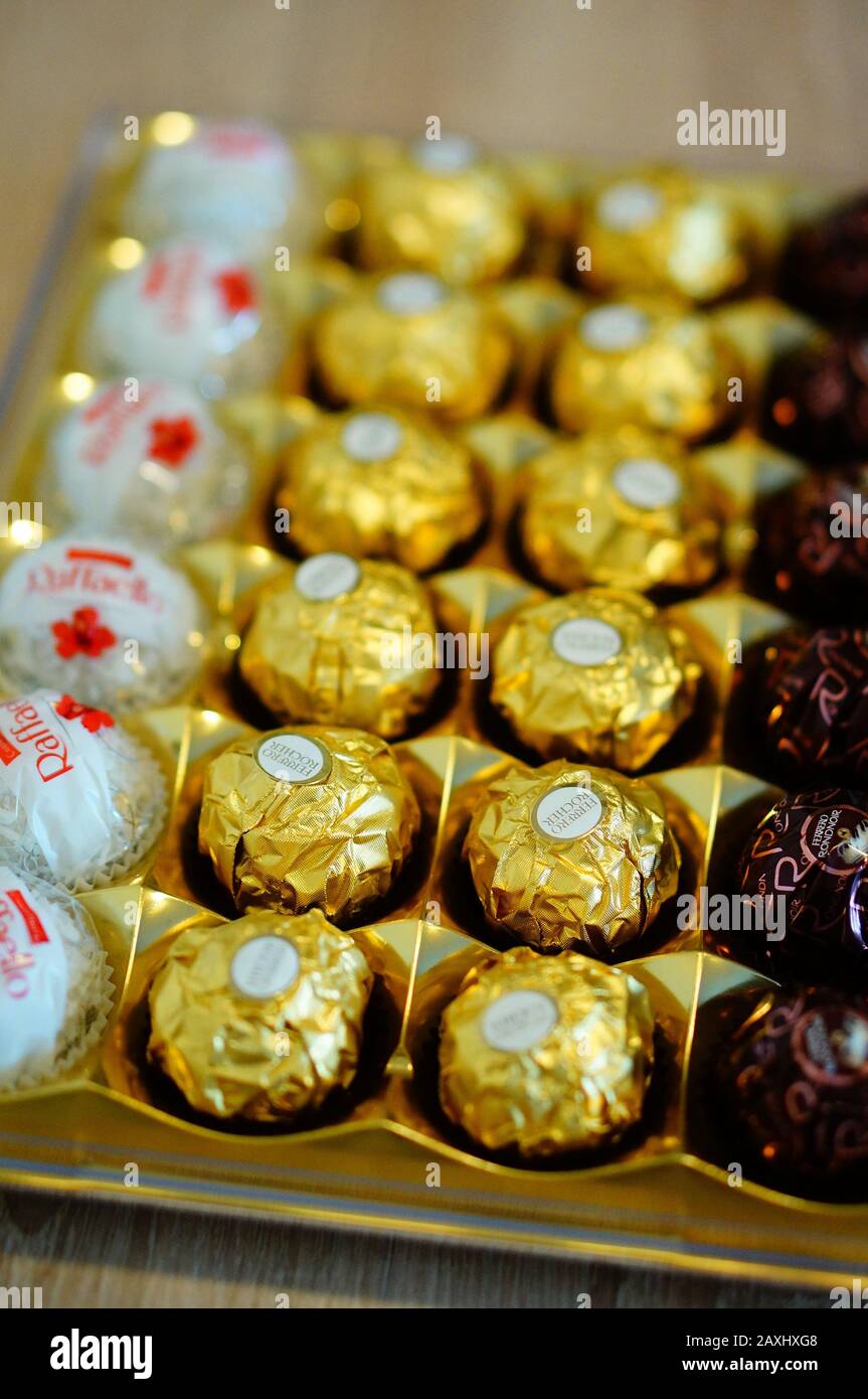 Box of ferrero rocher hi-res stock photography and images - Alamy