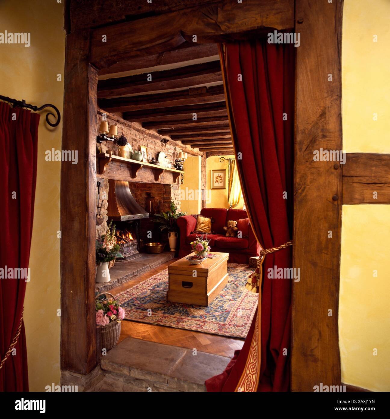 Traditional cottage livingroom Stock Photo - Alamy