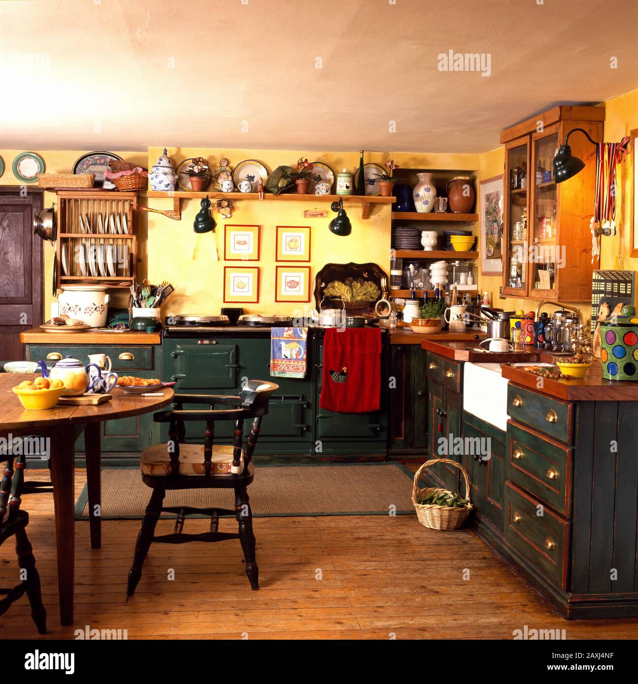 Traditional cottage kitchen/diner Stock Photo - Alamy