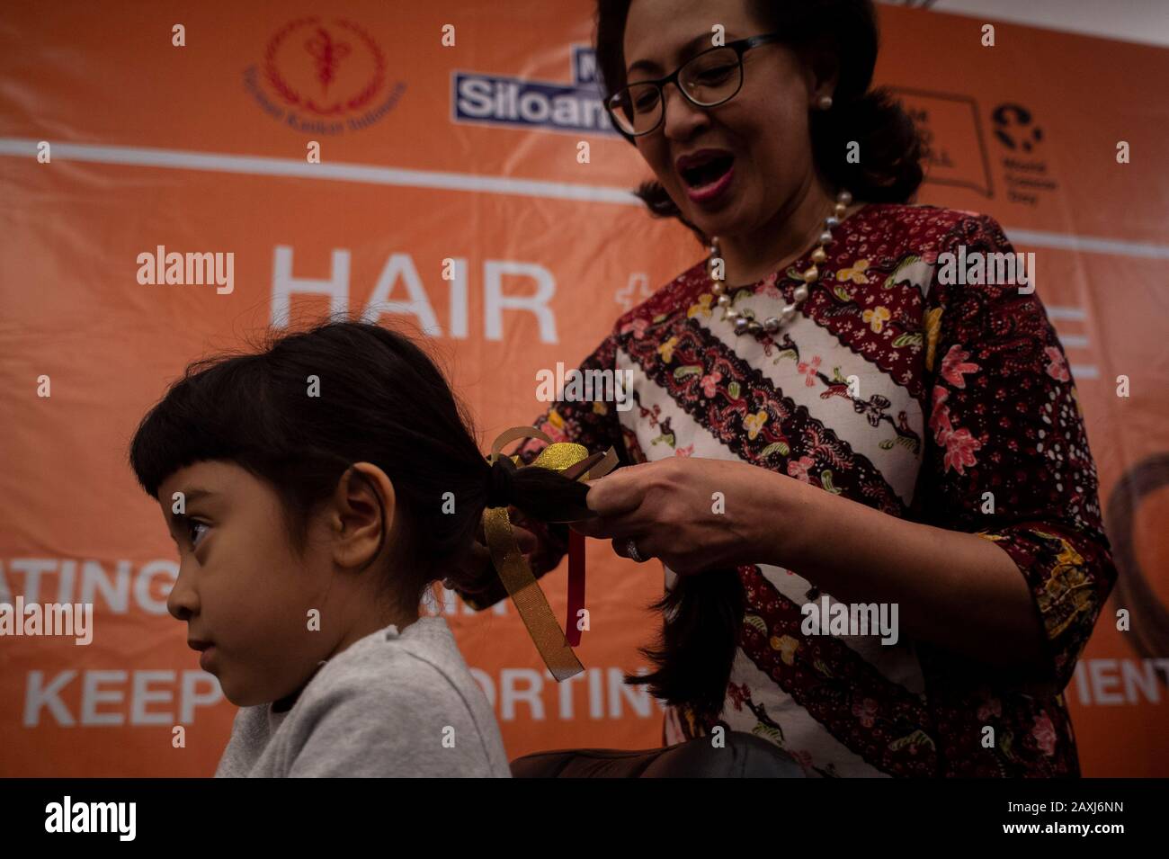 Jakarta, Indonesia. 12th Feb, 2020. A girl participates in a hair donation  event for cancer patients to make wigs at Siloam Hospital Semanggi in  Jakarta, Indonesia, Feb. 12, 2020. Credit: Agung Kuncahya