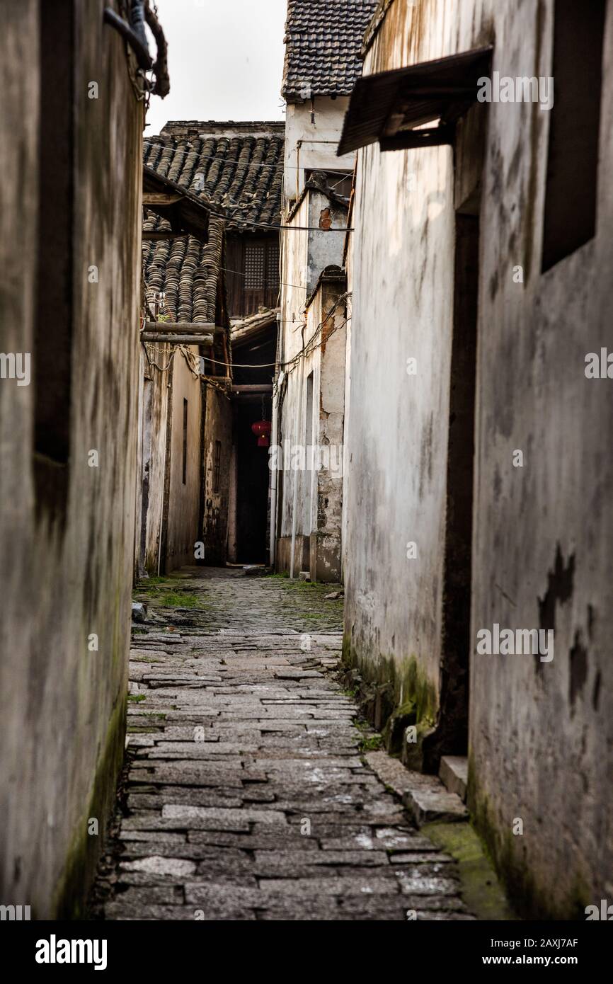 Tongli, the water city in china (Venice of Asia) is a popular and beautiful  city in china for many tourists come to see the old town and traditional c  Stock Photo -