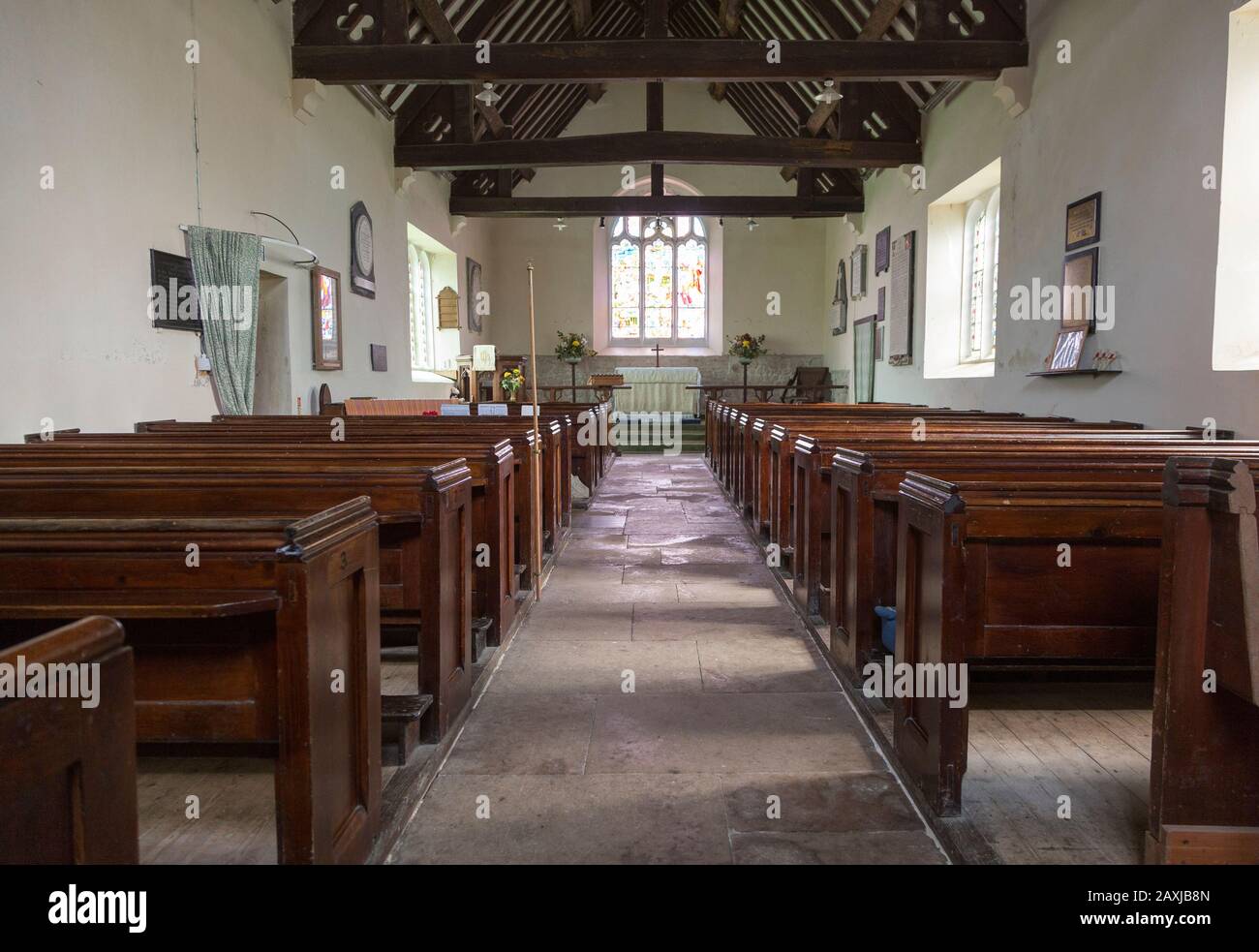 Pews and altar hi-res stock photography and images - Alamy