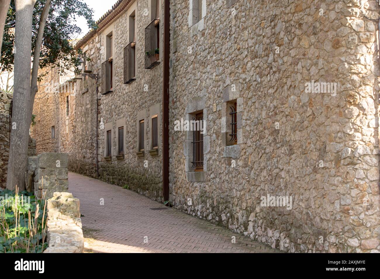 SANT MARTI D'EMPÚRIES, GIRONA, SPAIN: 2020 FEBRUARY 8: SUNNY DAY IN THE OLD CITY OF SANT MARTI DE AMPURIES, GIRONA, SPAIN Stock Photo