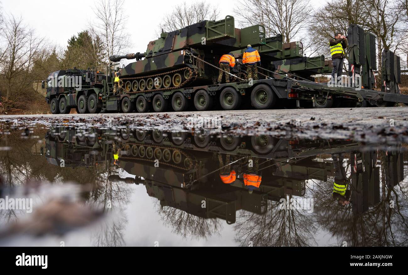Bergen, Germany. 12th Feb, 2020. An M109A6 self-propelled howitzer of the  US Army is loaded onto a Bundeswehr heavy-duty transporter during the  
