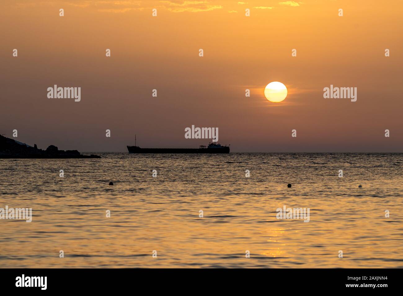 Cargo ship silhouette hi-res stock photography and images - Alamy