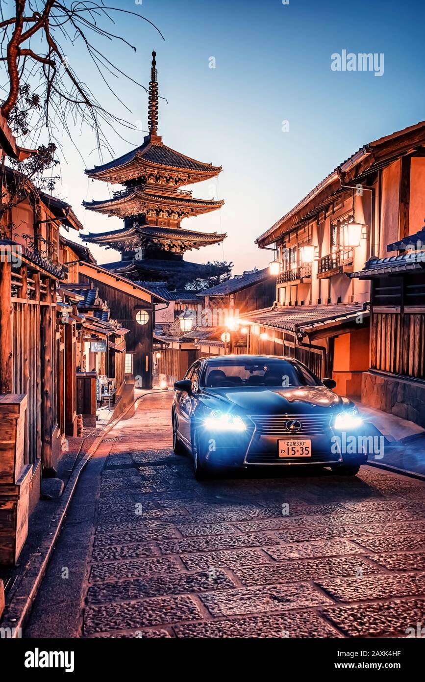 Yasaka Pagoda and Sannen Zaka Street in evening, Kyoto, Japan Stock Photo
