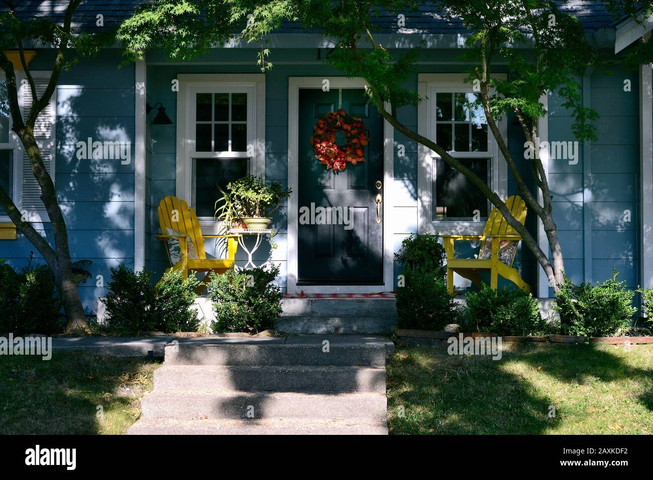 Veranda of an idyllic wooden house in the suburb of Petaluma, California, USA Stock Photo