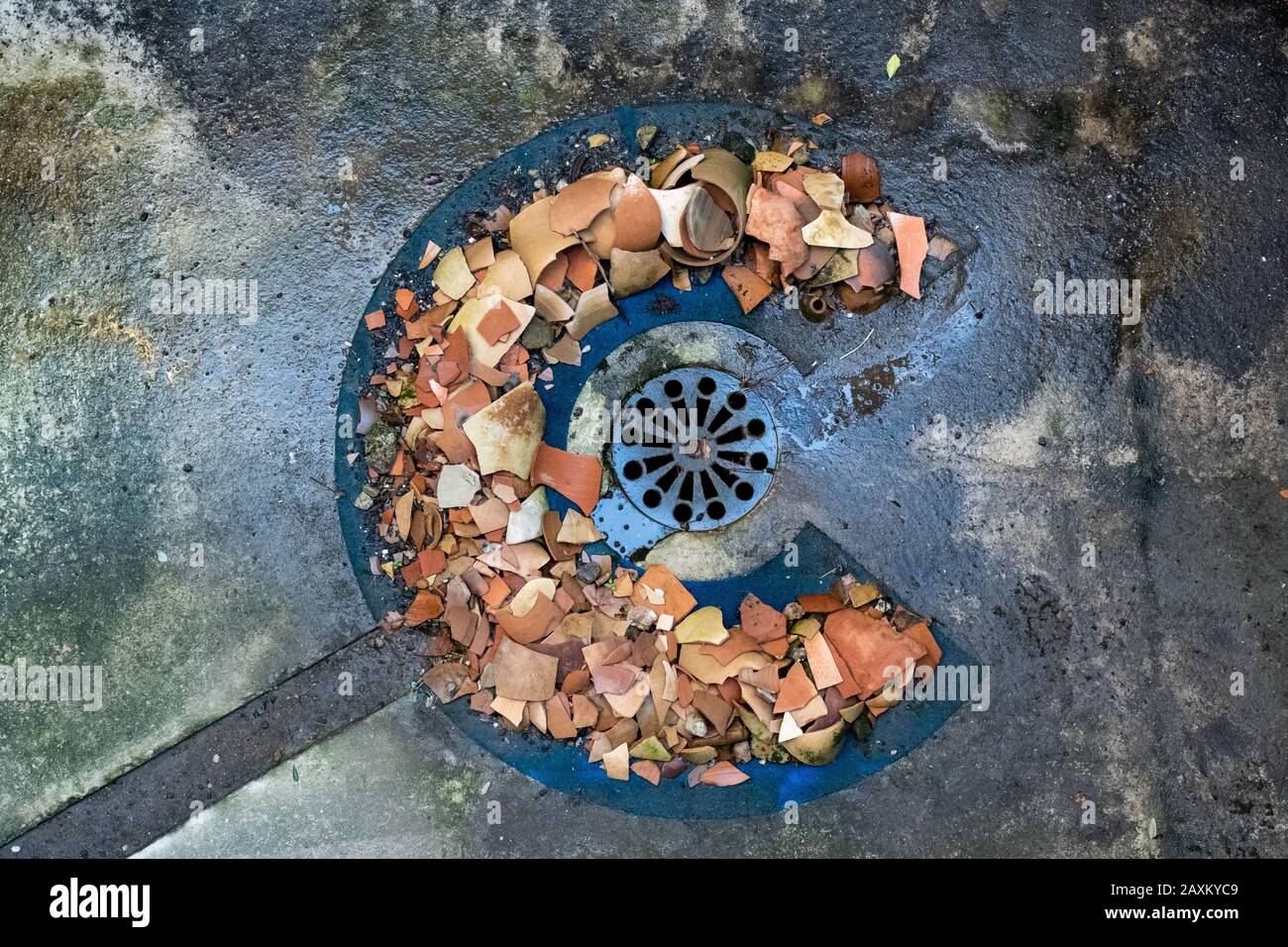 Broken pottery hi-res stock photography and images - Alamy