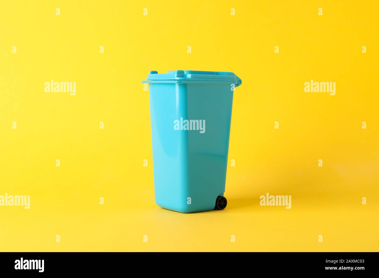 Blue recycle bin hi-res stock photography and images - Alamy
