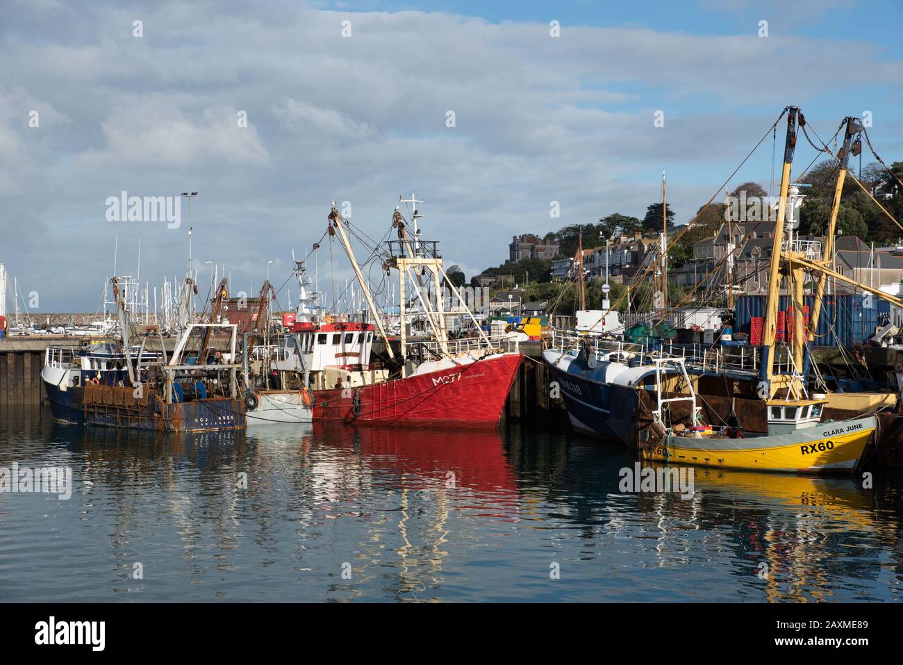 Der Hafen von Brixham ist Großbritanniens größter Fischereihafen, Devon, im Südwesten Englands. // Brixham harbour is Great Britain's largest fishing Stock Photo