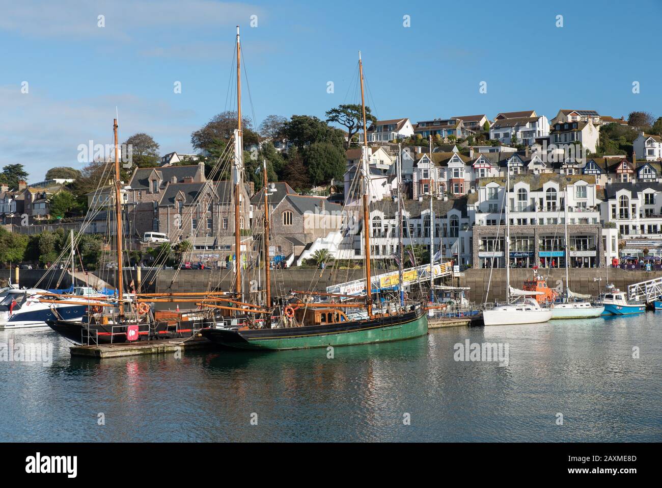 Ein alter Trawler im Hafen von Brixham. Großbritanniens größter Fischereihafen. // An old trawler in Brixham harbour, Devon, England. Stock Photo