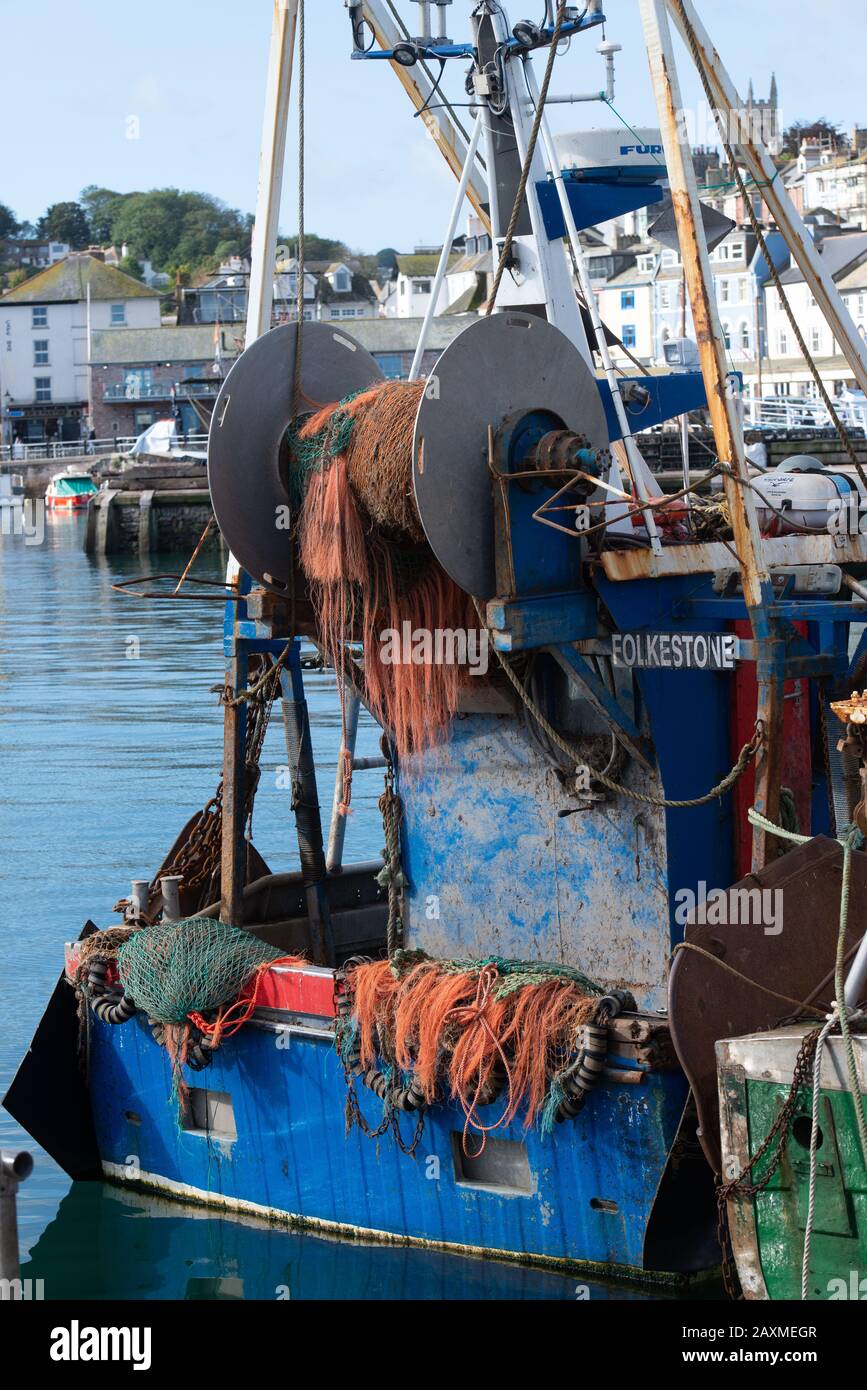 Entladen eines Trawlers im Hafen von Brixham, Devon, Großbritannien. // Unloading a trawler in Brixham harbour, Devon, Great Britain. Stock Photo