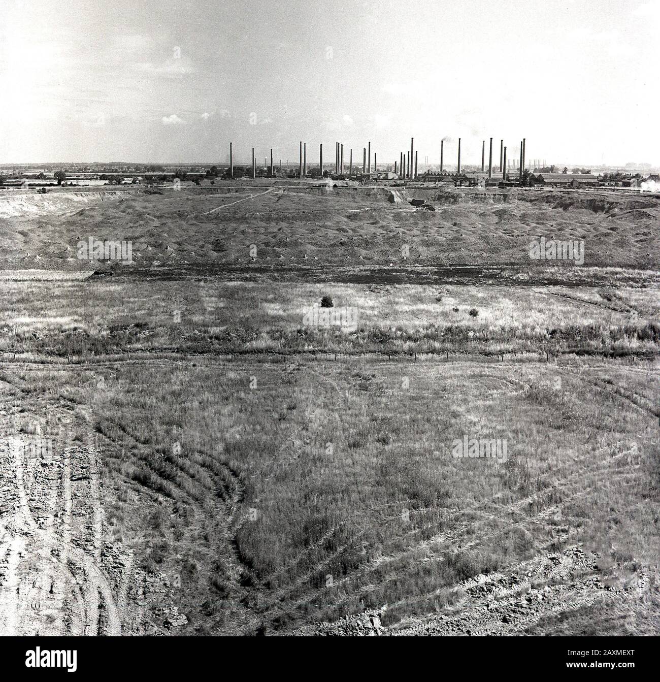 1950s, historical, a view across the landscape and clay soils of the Marston Vale towards the giant Stewartby brickworks of the London Brick Company, Bedfordshire, England, UK. Across the Vale there was a total of 162 chimneys, while at Stewartby, there were 32 chimneys, which at this time, was the largest brickworks in the world. The clayland of the Marston Vale is famous for is oxford clay, the main ingredient in the London Brick. Stock Photo
